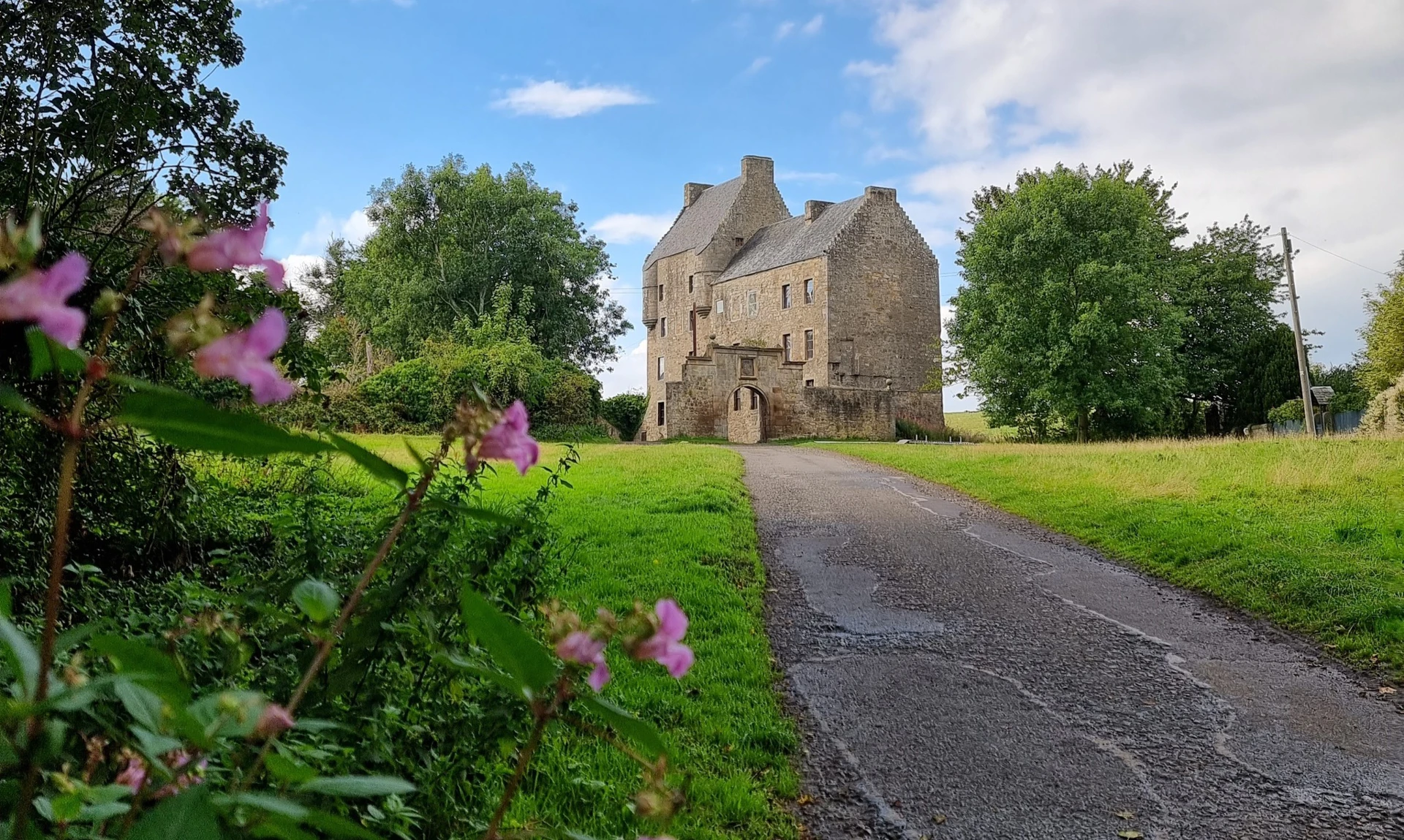 Background image - Midhope Castle (1)